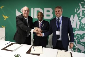 (De izquierda a derecha) El presidente del BID, Ilan Goldfajn; el presidente del CDB, Dr. Hyginus 'Gene' Leon; y el gerente general de BID Invest, James Scriven, durante la firma de la adenda durante COP28 en Dubai.