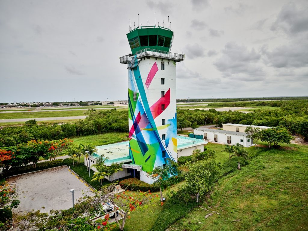 Convierten Torre de Control Aeropuerto Internacional Punta Cana en obra arte