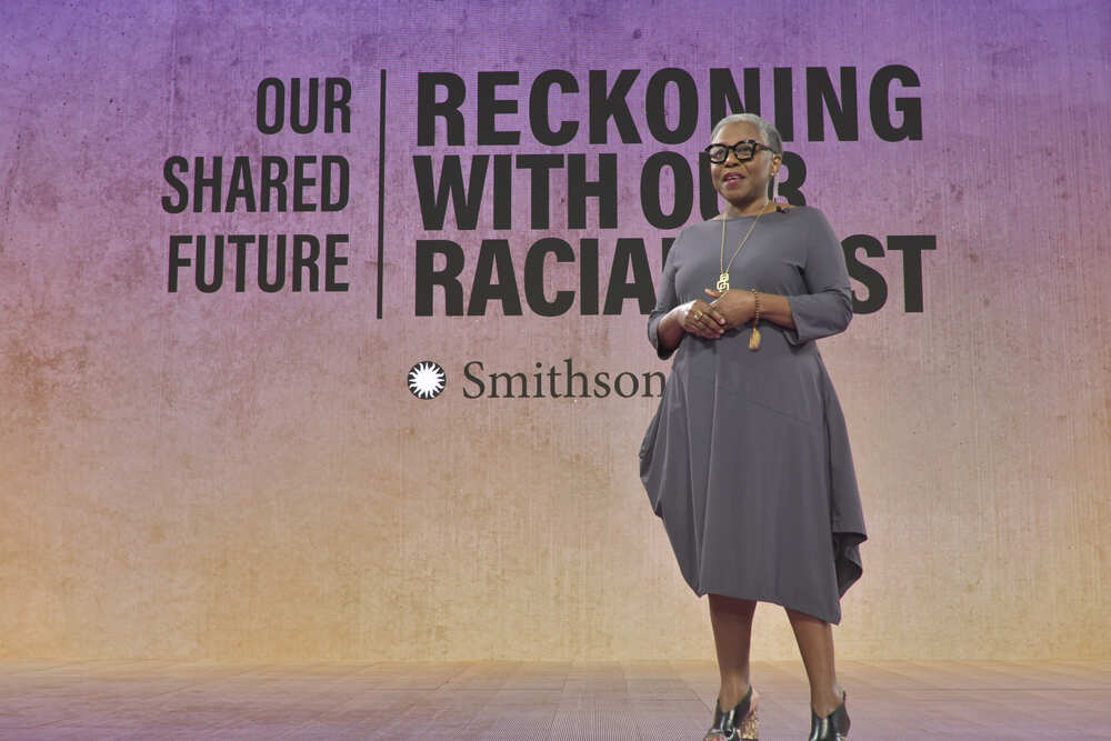 Foto del foro inaugural del Smithsonian “Our Shared Future: Reckoning with Our Racial Post”