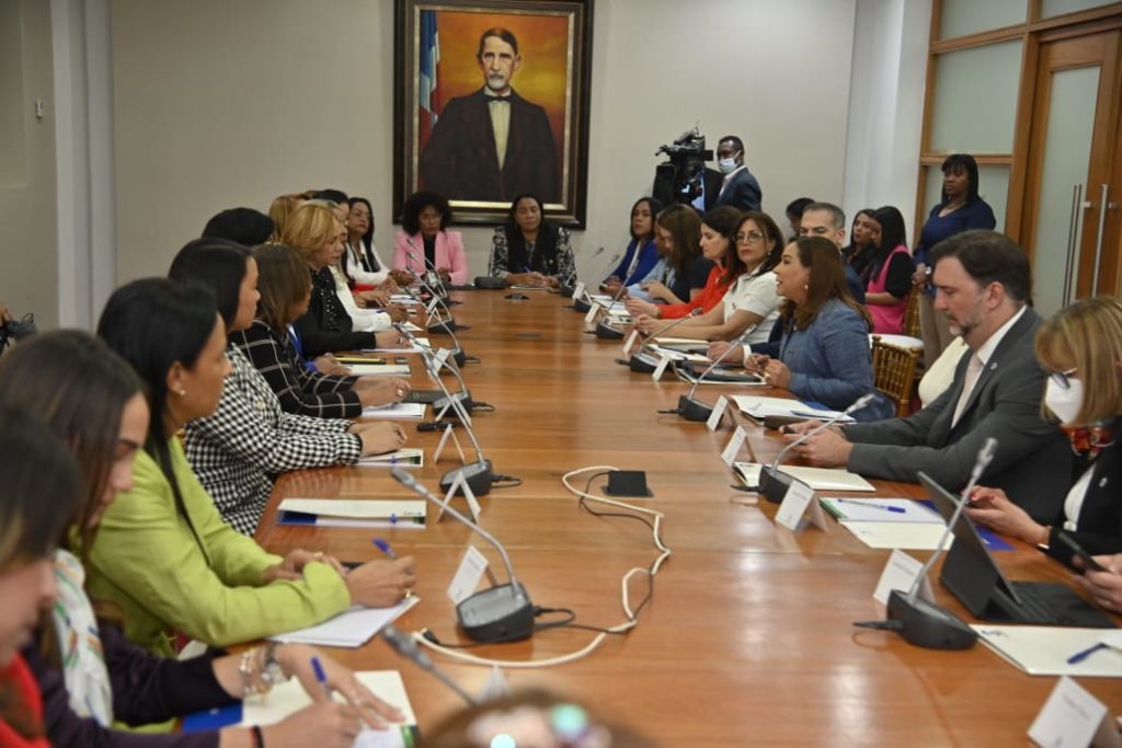 Ministerio de la Mujer encabeza visita oficial al Congreso Nacional junto al Grupo de Alto Nivel de la OEA