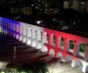 Ilumina Consulado Arcos de Lapa con colores bandera dominicana