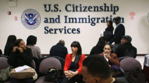 DHS propone norma modernizar programas visas temporales H-2 y reforzar protecciones a trabajadores