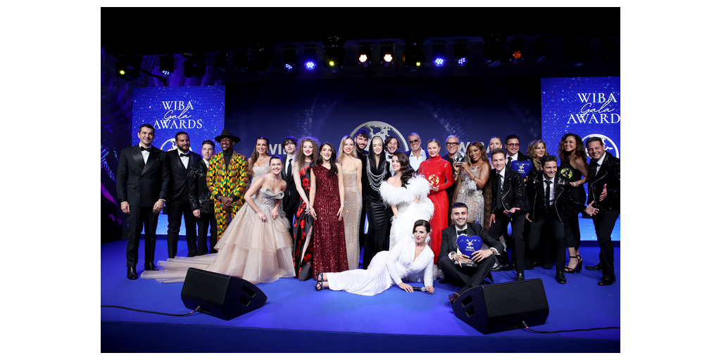 Coco Rocha, Burak Özdemir y Lena Situations en la ceremonia de los WIBA Awards 2024