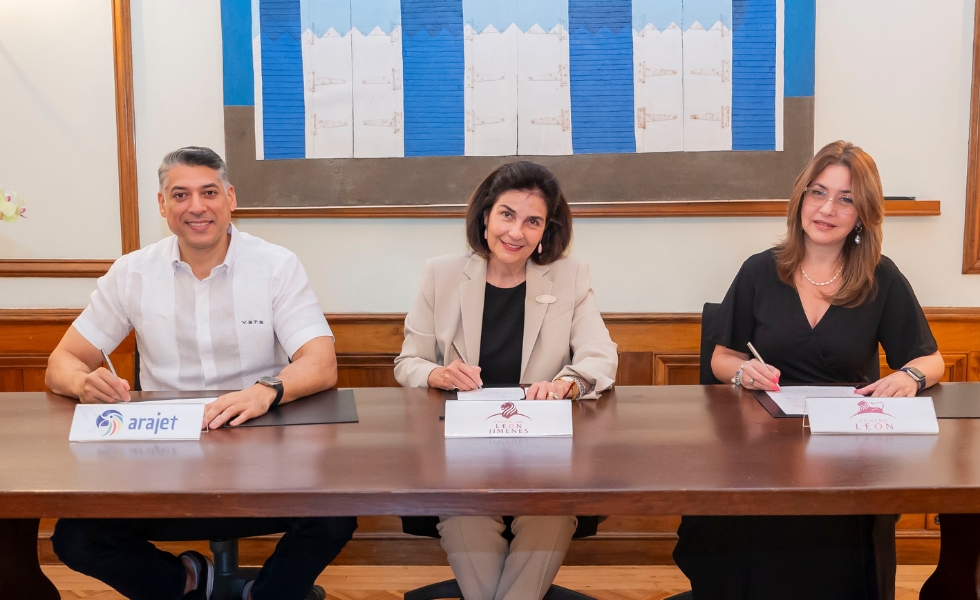 Arajet firma acuerdo con Centro León para promover intercambios culturales y académicos