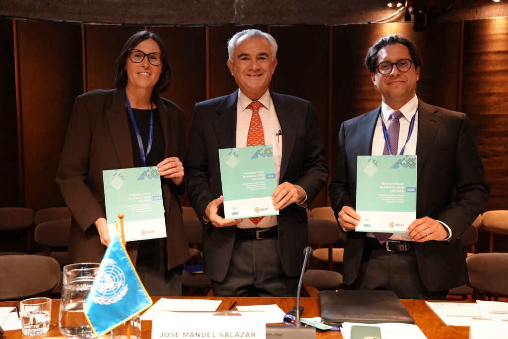 En el marco del seminario, la publicación anual de la CEPAL Panorama Fiscal de América Latina y el Caribe 2026 fue presentada. De izquierda a derecha, Laura Oroz, Embajadora de España en Chile; José Manuel Salazar-Xirinachs, Secretario Ejecutivo de la CEPAL; y Noel Pérez Benítez, Oficial a Cargo de la División de Desarrollo Económico de la CEPAL (foto: CEPAL).